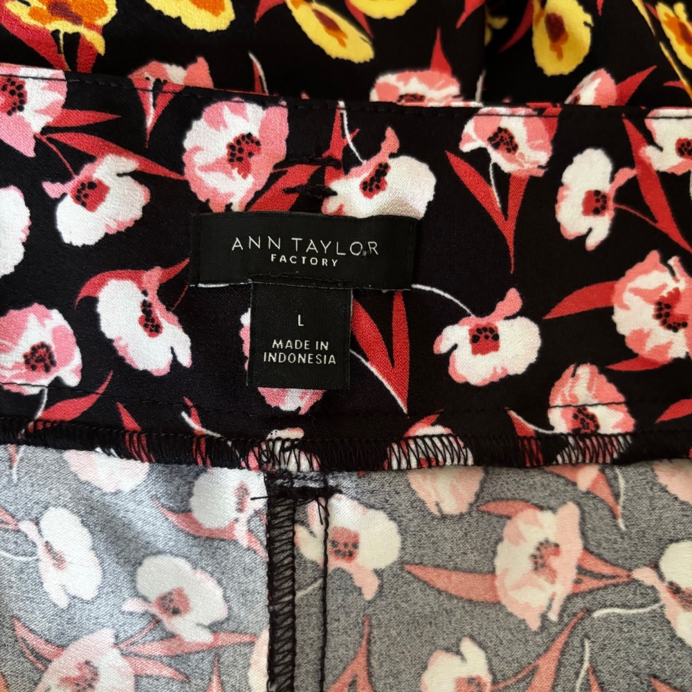 Ann Taylor Factory Women's Shorts Large Floral High Rise Multicolor - Picture 2 of 3